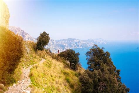 Persona Caminando En La Pintoresca Ruta Costera De La Costa Amalfi En