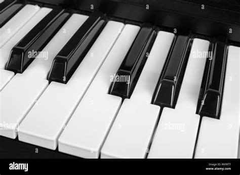 Teclas de piano en blanco y negro de instrumentos Imágenes de stock en