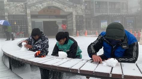 太平山白雪皚皚！今晨積雪達1公分 遊客歡樂堆雪人、賞美景 Ftnn 新聞網