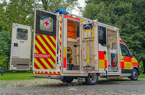 Vier neue Rettungswagen für Grafschaft