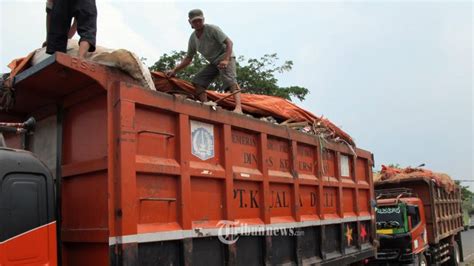 Warga Bekasi Protes Truk Sampah Dki Bau Menyengat Di Jalan Dan Tetesan