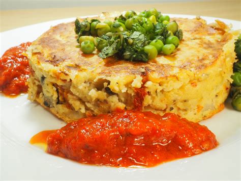 Pastel De Patata Tomates Secos Y Aceitunas Con Guisantes A La Hierba