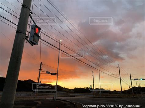 夕暮れの空と電線のある風景の写真・画像素材 5528159 Snapmart（スナップマート）