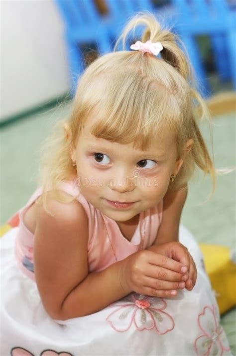 Retrato De Uma Menina Deficiente Pequena Bonito Em Uma Cadeira De Rodas