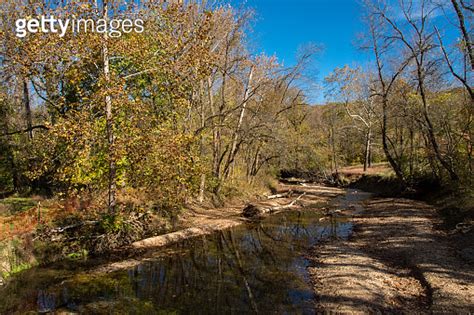 Castlewood SP in Autumn Kiefer Creek Horizontal 이미지 1440272241 게티