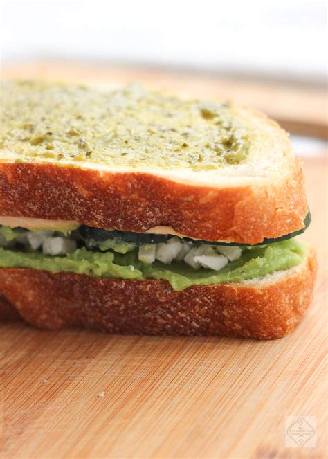 Sandwich Con Pesto Aguacate Y Hummus 2 Bread Slices