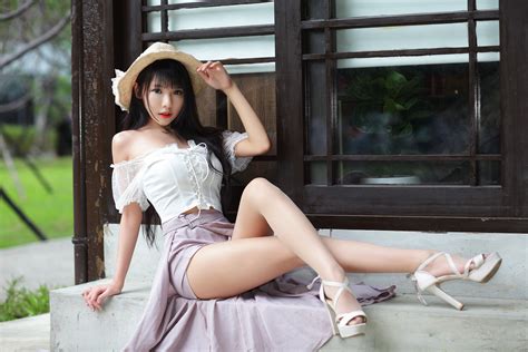 4K Asian Brunette Girl Smile Dress Legs Sitting Glance