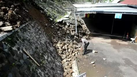 Hujan Deras Tembok Penahan Tanah Puskesmas Bantarujeg Ambruk Tergerus