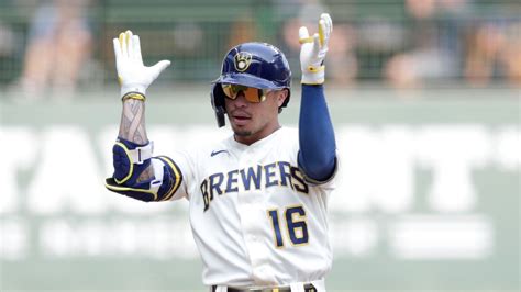 Brewers pick up $10 million option on Kolten Wong for 2023 - ESPN