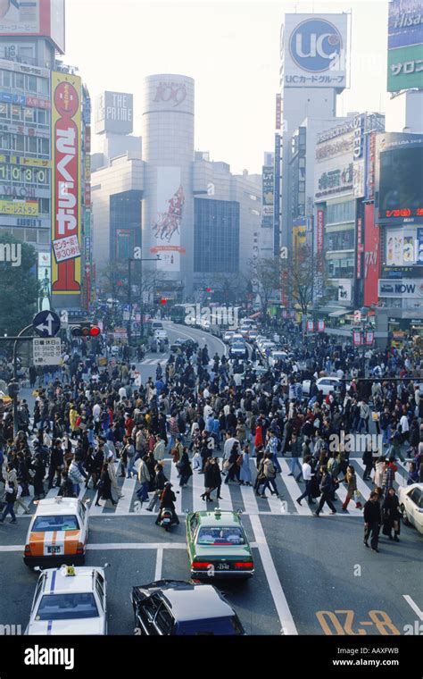 Los Peatones Llenando El Paso De Peatones En El Distrito De Shibuya De