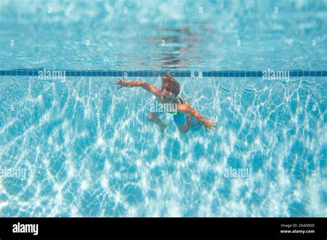 Enfant Gar On Nageant Sous L Eau Dans La Mer Enfants Nageant Dans La