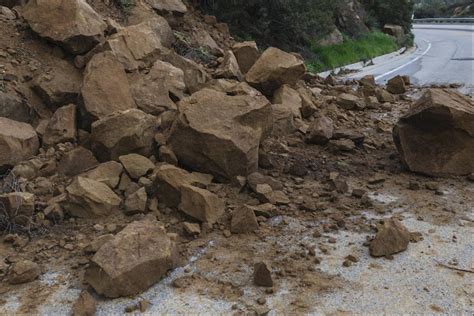 Derrumbe De Rocas Cay Sobre Un Autom Vil En La Calzada La Paz