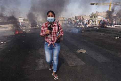 Perú manifestantes arremeten contra periodistas durante la cobertura