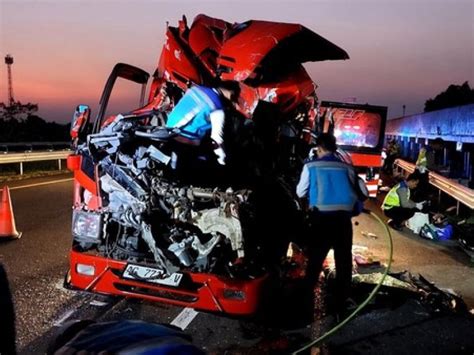 Kecelakaan Maut Minius Elf Tabrak Truk Di Jalan Tol Semarang 6 Orang