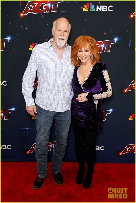 Who Is Reba Mcentires Boyfriend She Started Dating Rex Linn In 2020