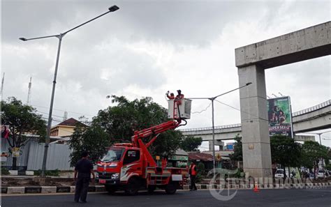 Perbaikan Lampu Jalan Kota Palembang Foto 2 1988388 TribunNews