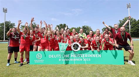 Bayer Leverkusen Gewinnt Endspiel Und Ist Meister Dfb Deutscher