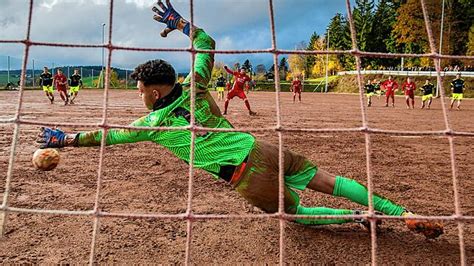 Lorenz Ebi Leitet Den Kantersieg Des Fc Dachsberg Im Spitzenspiel