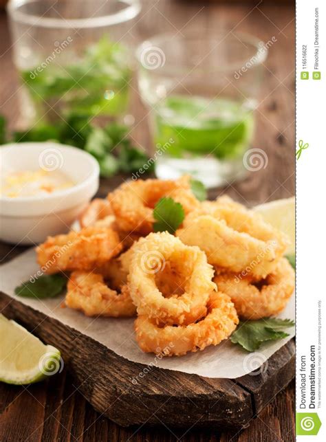 Anillos Fritos Del Calamari En Tabla De Cortar De Madera Foto De