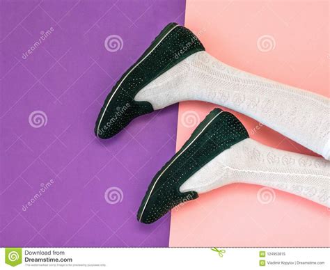 Les Jambes Du ` S De Fille Dans Les Chaussettes Blanches Et Chaussures