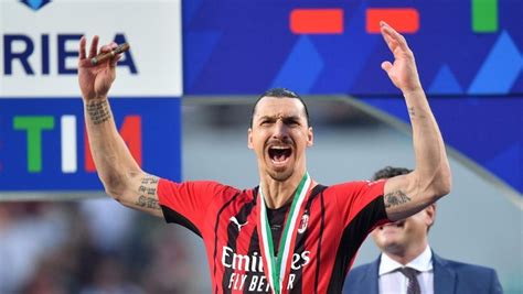 Gaya Ibrahimovic Isap Cerutu Usai Ac Milan Juara Liga Italia