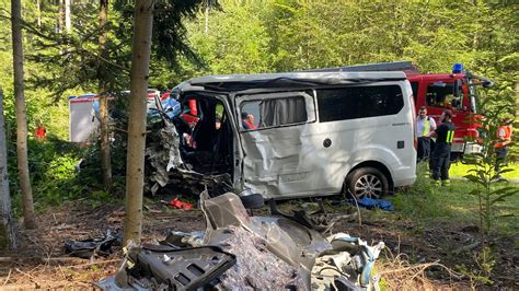 Nach Schwerem Unfall Bei Engelsbrand Bus Erfolgreich Geborgen Swr