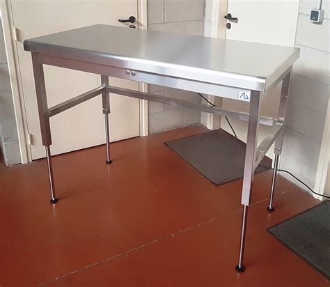 Table Inox R Glable En Hauteur Sur Une Course De Cm Auptinov