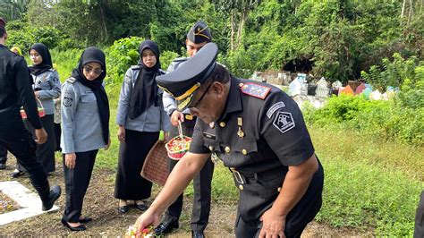 Rangkaian Hbp Ke Rutan Unaaha Tabur Bunga Di Taman Makam Pahlawan