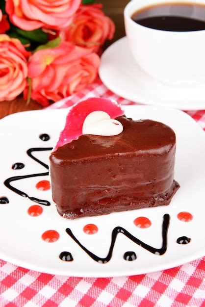 Premium Photo Sweet Cake With Chocolate On Plate On Table Close Up