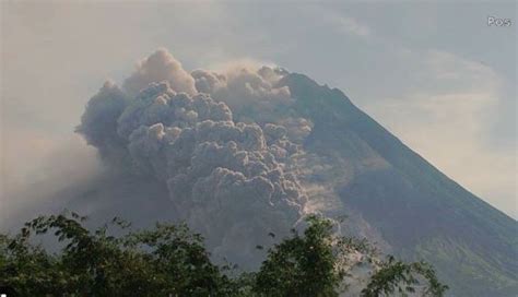 Gunung Merapi Muntahkan Kali Guguran Lava Sejauh Km Sepanjang