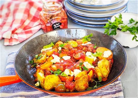 Papas Atomatadas Con Cebolla Caramelizada Y Bruschetta De Tomate