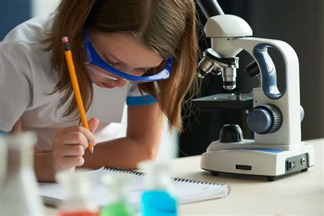 Curso gratuito na USP aproxima meninas das ciências Centro de