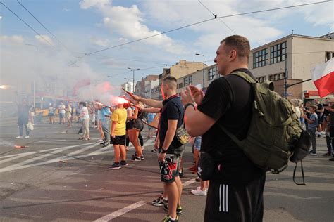 Godzina W W Warszawie Tak Mieszka Cy Oddali Ho D Bohaterom Z