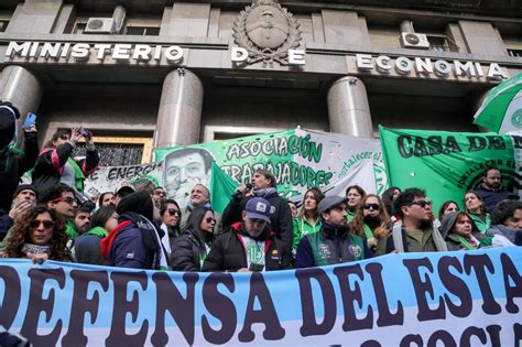 Anuncian protestas por despidos masivos en área social del Estado