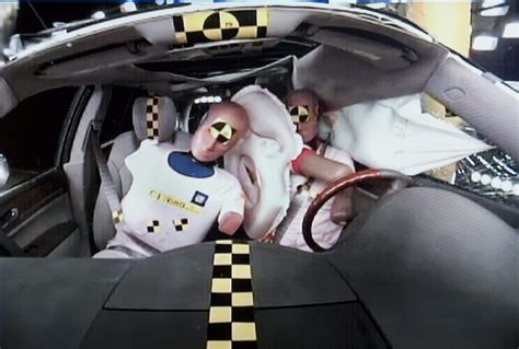 Gli Airbag Difettosi Che Esplodono Richiamate 1 1 Milioni Di Auto