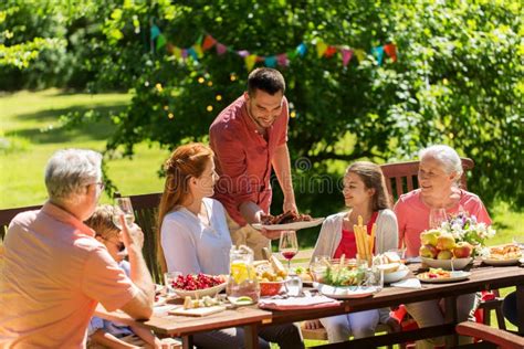 Familia Feliz Que Tiene La Cena O La Fiesta De Jard N Del Verano Imagen