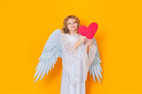 Ange Avec Coeur Enfant Au Costume D Ange Enfant Avec Des Ailes D Ange