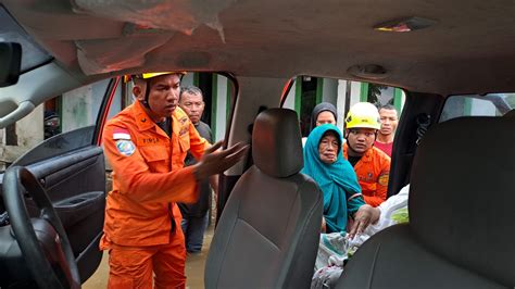 Tim Sar Gabungan Natuna Evakuasi Orang Warga Terjebak Banjir Kepri Info