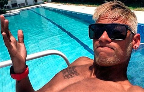 Neymar Curte Piscina De Barba E Cabelos Loiros