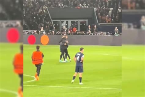 Un Supporter S Est Introduit Sur La Pelouse Du Parc Des Princes Pour