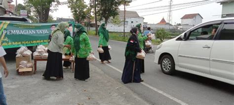 Pengurus Dan Kader PPP Gresik Bagikan 500 Takjil Di Ruas Jalan KH Syafi