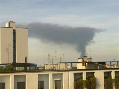 Aquarius Enorme Colonna Di Fumo Nel Cielo Di Monza Brucia Un