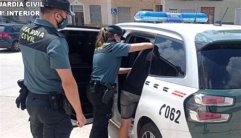 Dos Guardias Civiles Fuera De Servicio Salvan A Una Mujer De Un Intento