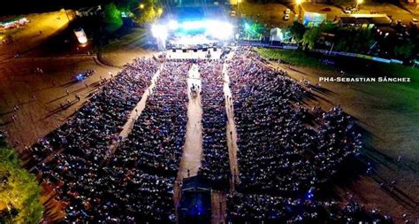 Abel Pintos cerró el Festival del Pescador ante una multitud