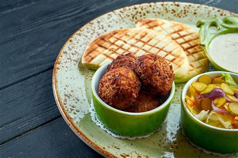 Ein Appetitliches Orientalisches Gericht Falafel Mit Fladenbrot