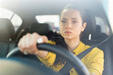 Femme Confiante Au Volant De Sa Voiture Photo Premium