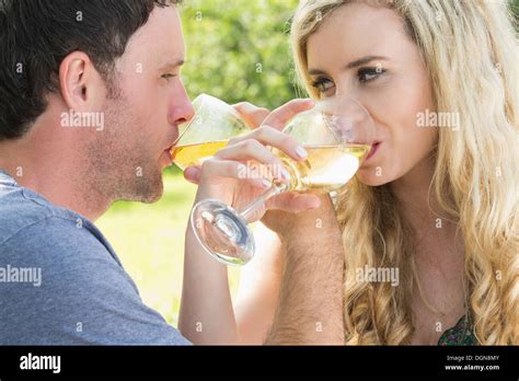 Young Couple Drinking Wine Together Stockfoto Lizenzfreies Bild 61933451 Alamy