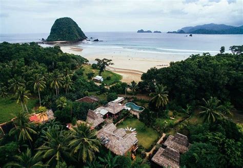 5 Pesona Pantai Pulau Merah Banyuwangi