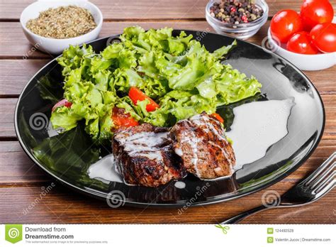 Carne Asada A La Parrilla Del Filete Del Beaf Con La Ensalada Y Los