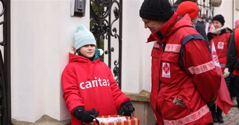 Magia Wi T Tysi Ce Paczek Dla Potrzebuj Cych Rozdano Na Ostrowie Tum